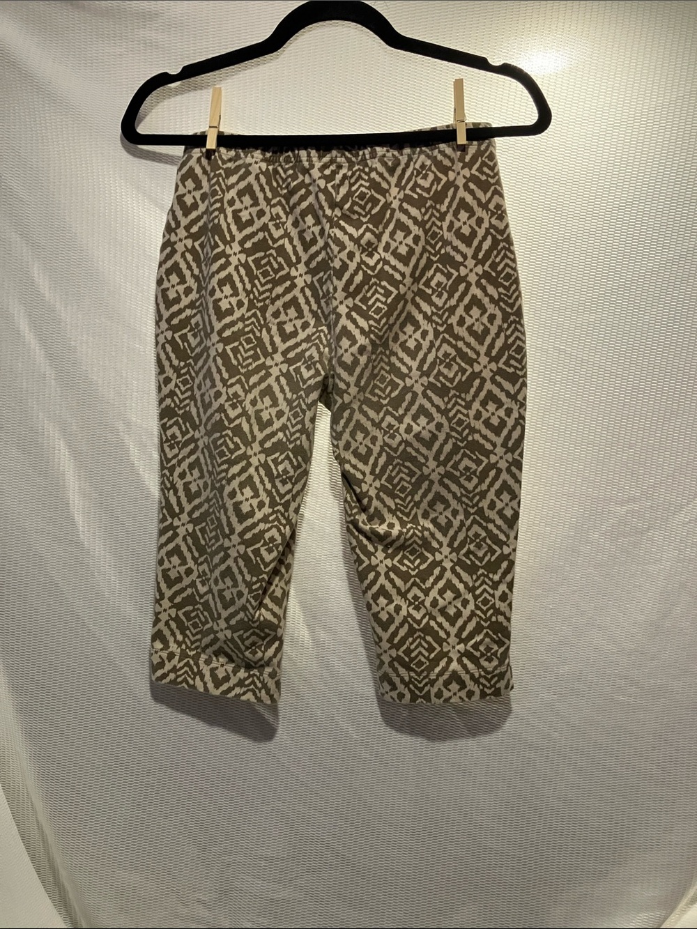Women with Control Olive and Cream Geometric Cropped Pants - Picture 9 of 9